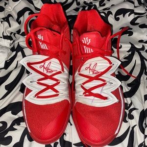 Kyrie 5s barely worn perfect condition